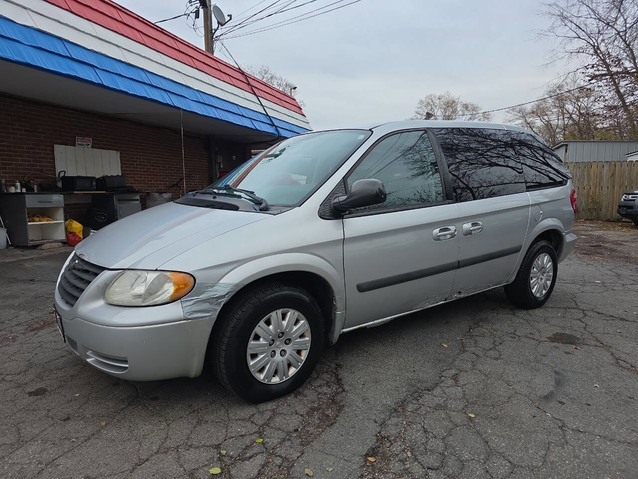 Used 2005 Chrysler Town & Country image 2