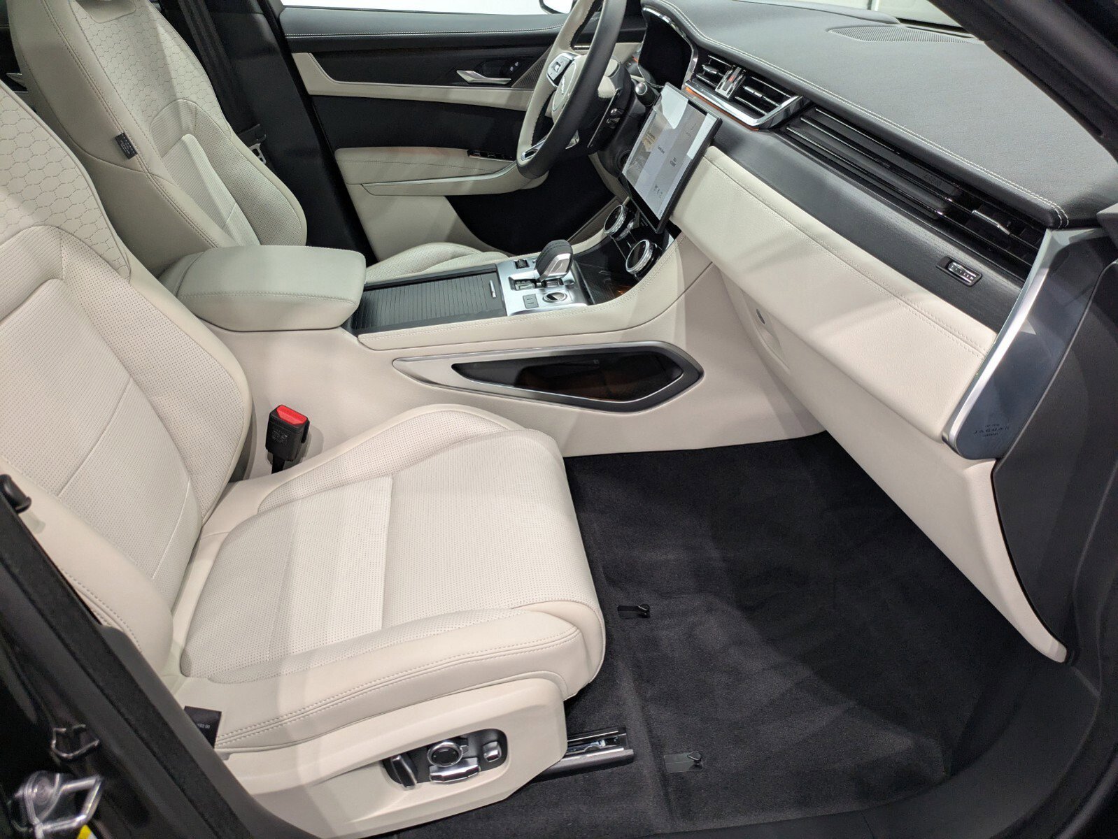 New 2026 Jaguar F-PACE R-Dynamic S image 24