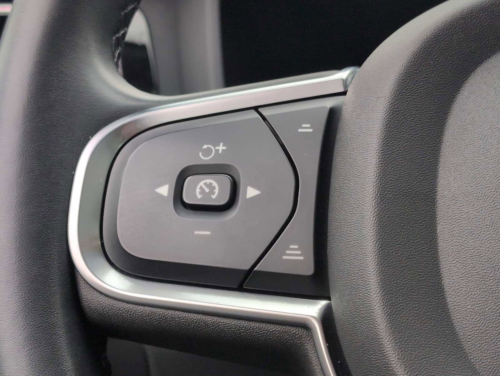 Used 2024 Volvo S60 B5 Core image 23