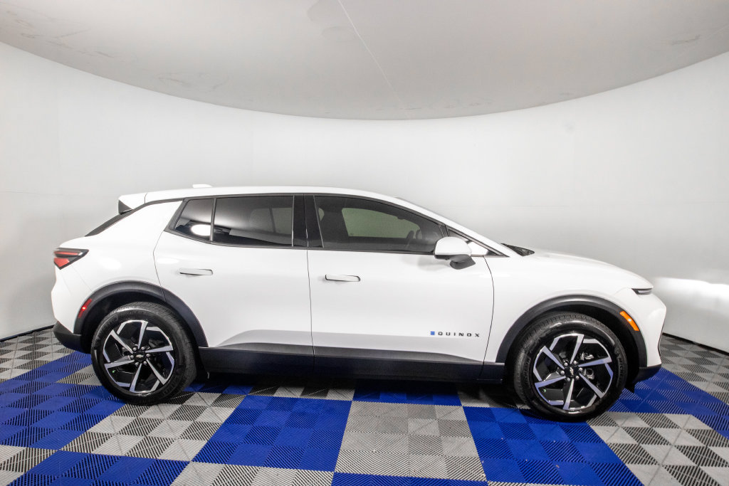 Used 2025 Chevrolet Equinox EV LT w/ Comfort Package FWD image 4