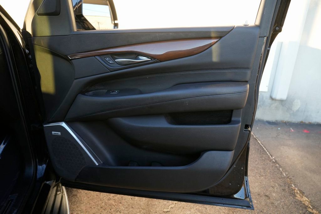 Used 2020 Cadillac Escalade Luxury AWD/4WD image 29