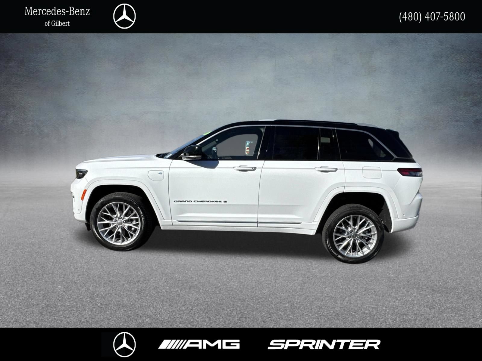 Used 2023 Jeep Grand Cherokee Summit w/ Advanced Protech Group IV AWD/4WD image 2