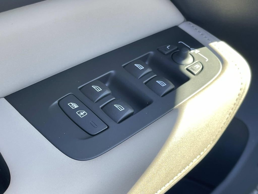 New 2026 Volvo XC60 B5 Plus w/ Climate Package image 23