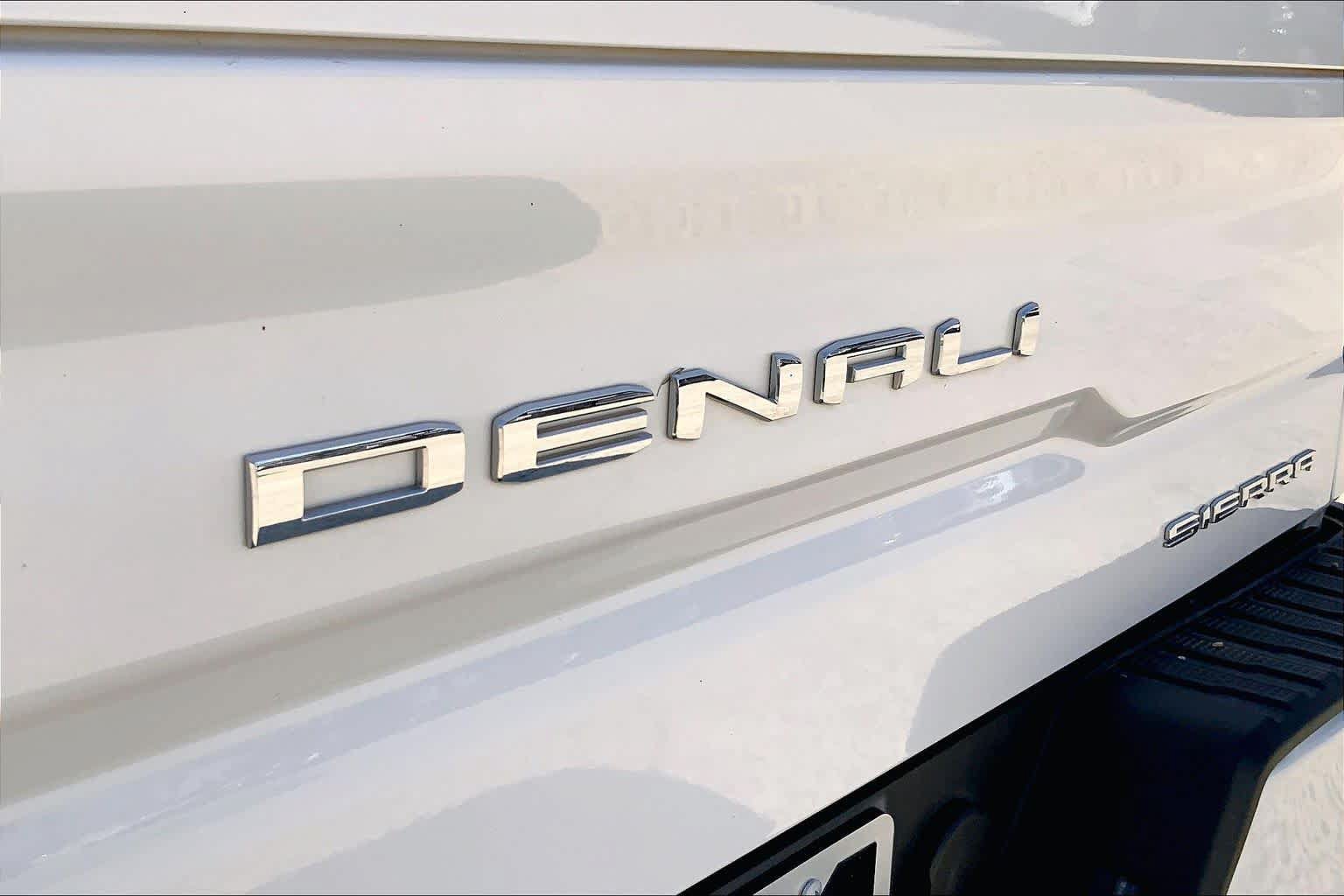 Used 2022 GMC Sierra 1500 Denali w/ Denali Carbonpro Edition AWD/4WD image 10