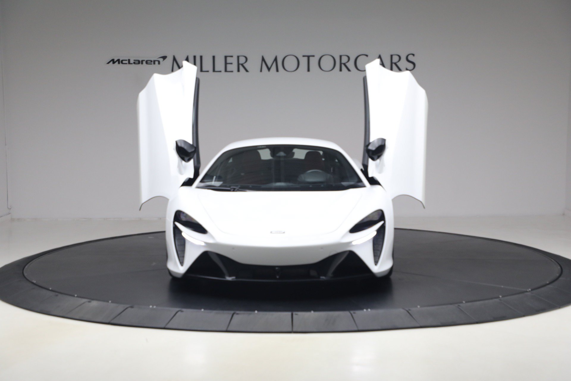 Used 2023 McLaren Artura RWD image 21