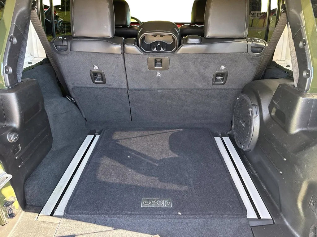 Used 2022 Jeep Wrangler Unlimited Rubicon w/ LED Lighting Group AWD/4WD image 9