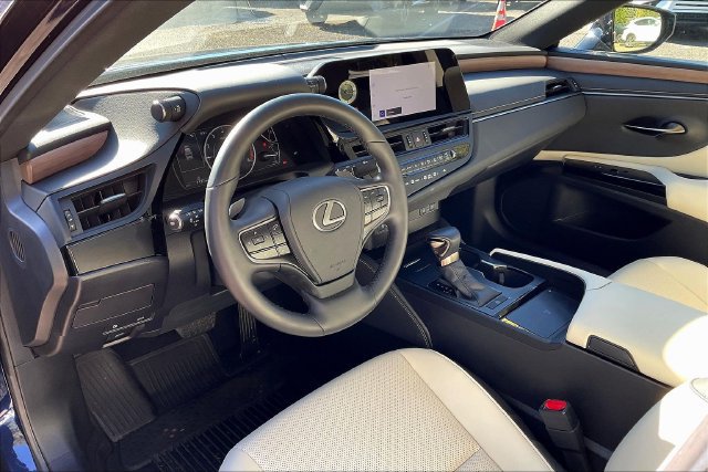 Used 2025 Lexus ES 350 w/ Premium Package FWD image 2