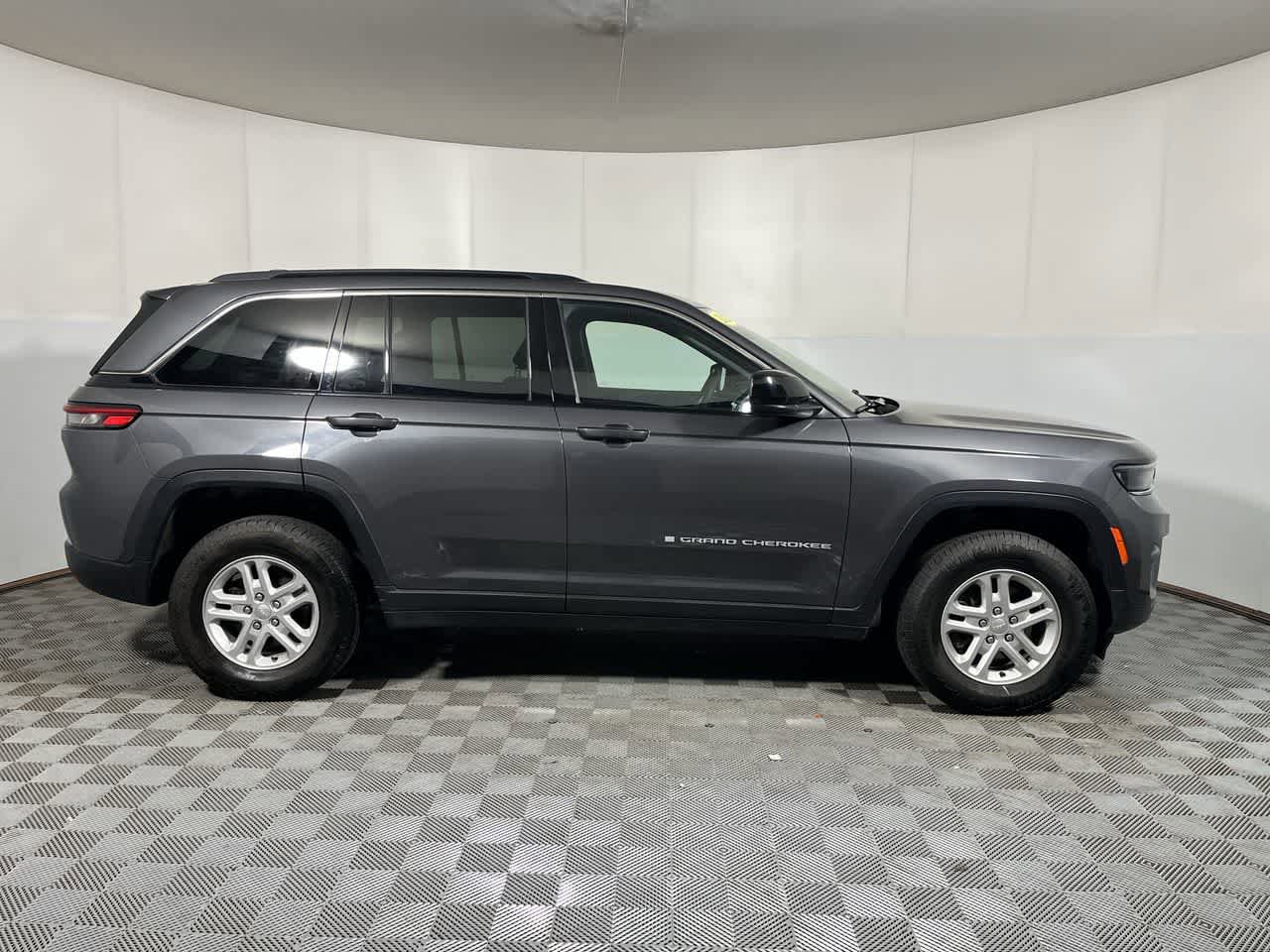 Used 2024 Jeep Grand Cherokee Laredo AWD/4WD image 9