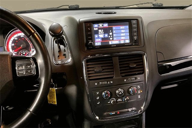 Used 2018 Dodge Grand Caravan SXT w/ Blacktop Package image 28