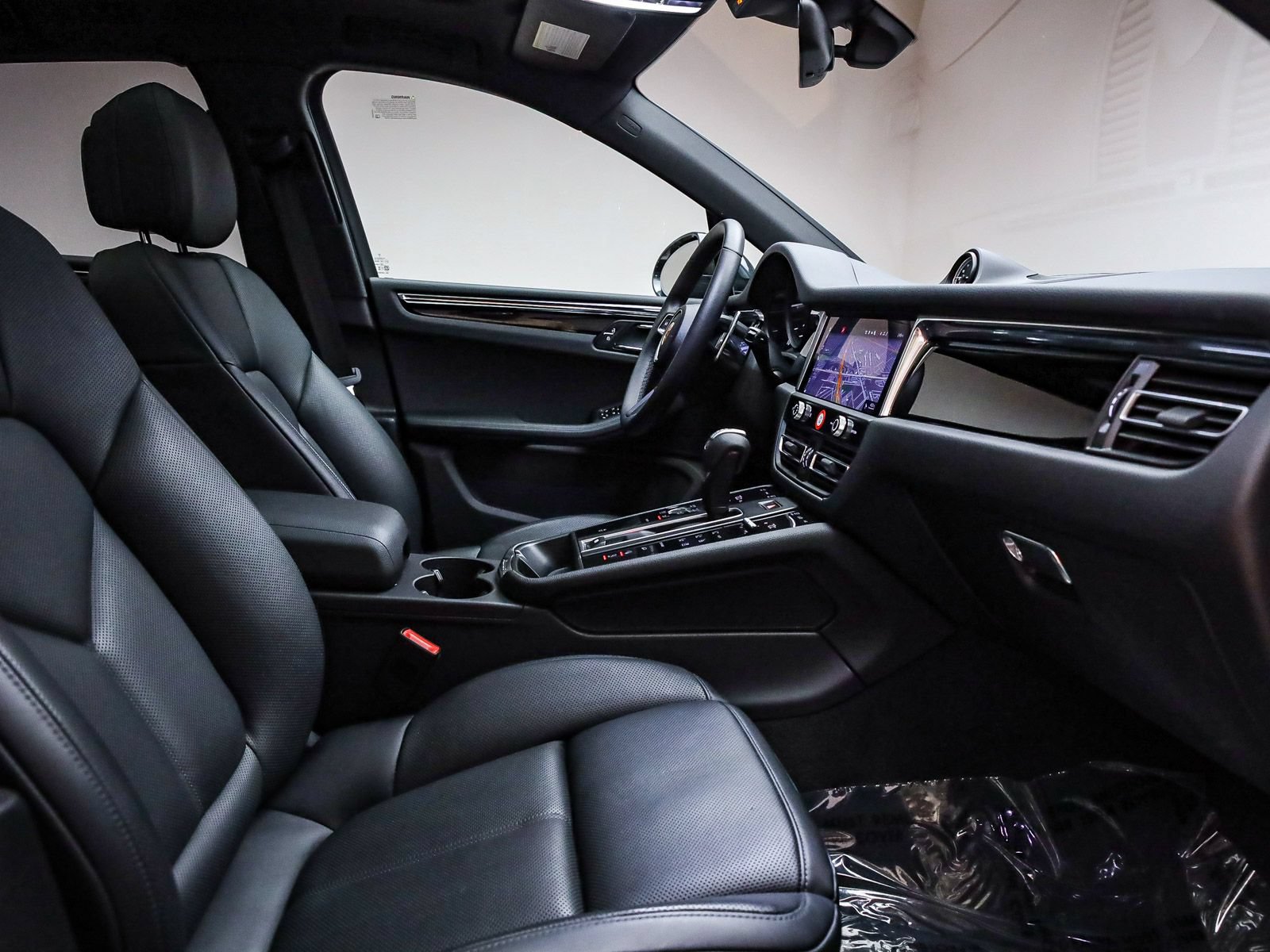 Certified 2025 Porsche Macan AWD/4WD image 21