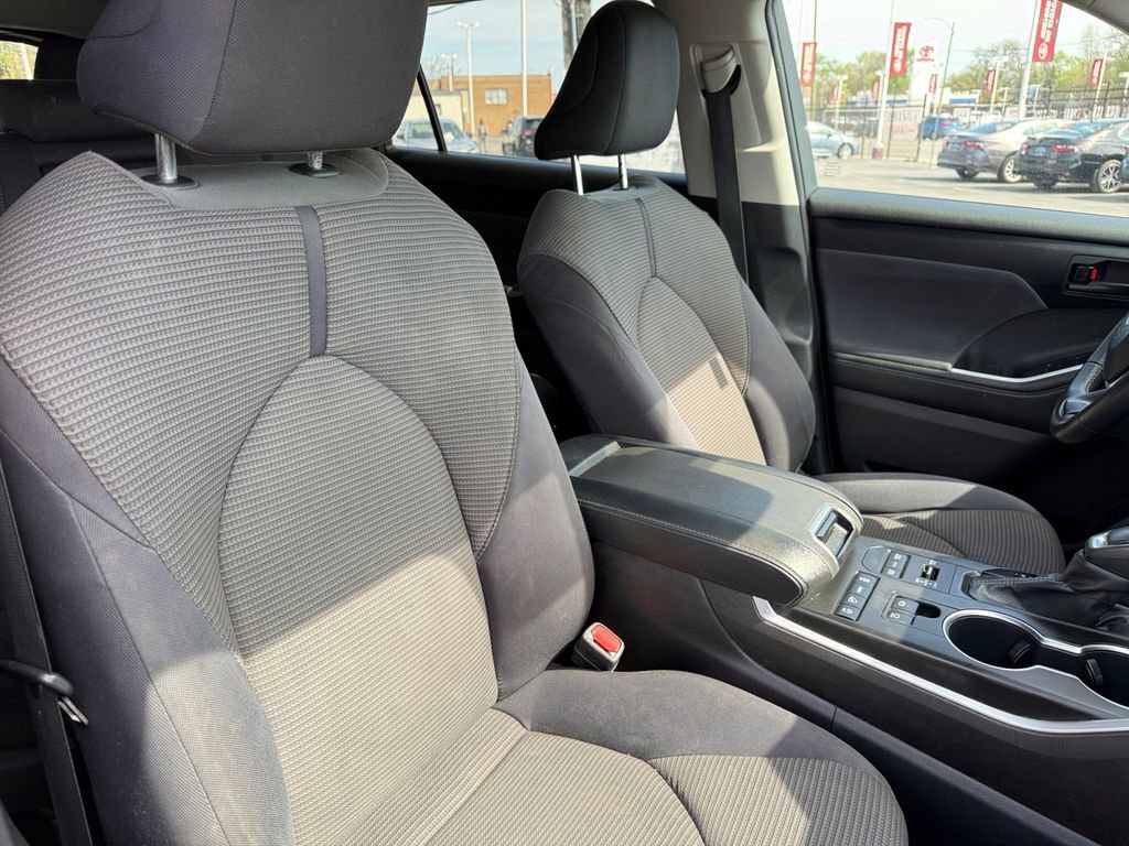 Used 2022 Toyota Highlander LE AWD/4WD image 18