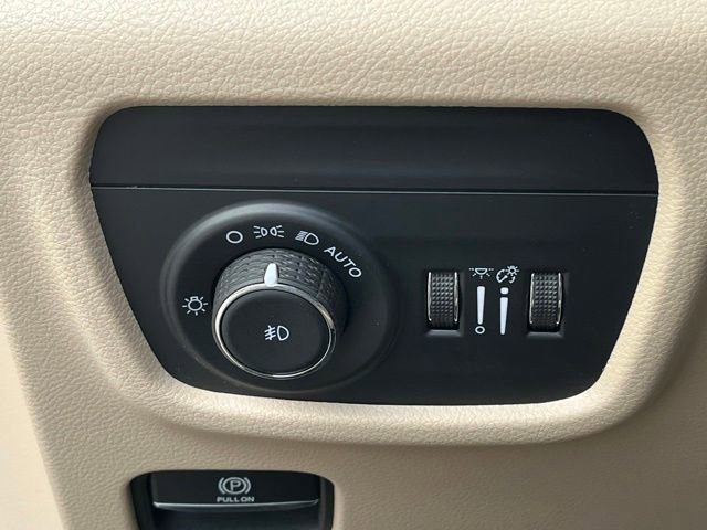 Used 2023 Jeep Grand Cherokee Limited image 20