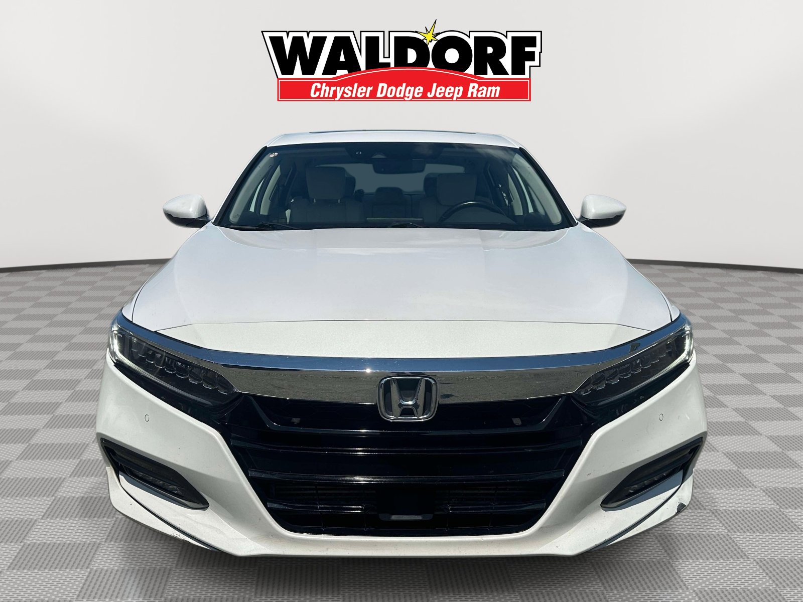 Used 2018 Honda Accord Touring image 2