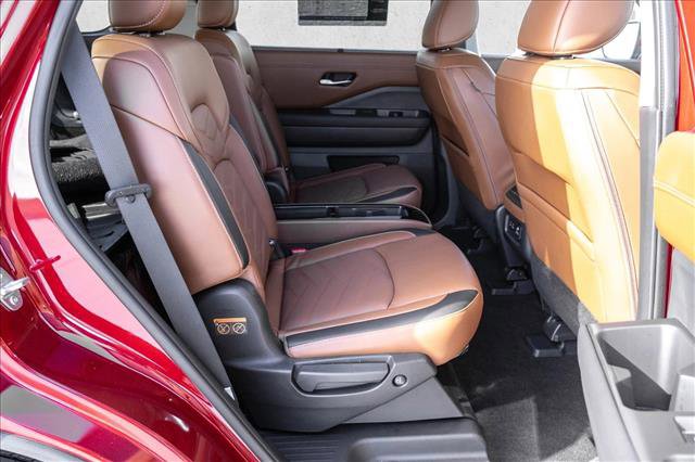 Used 2023 Nissan Pathfinder Platinum image 26