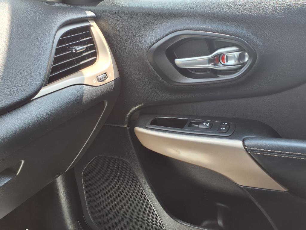 Used 2017 Jeep Cherokee Latitude w/ Cold Weather Group image 17