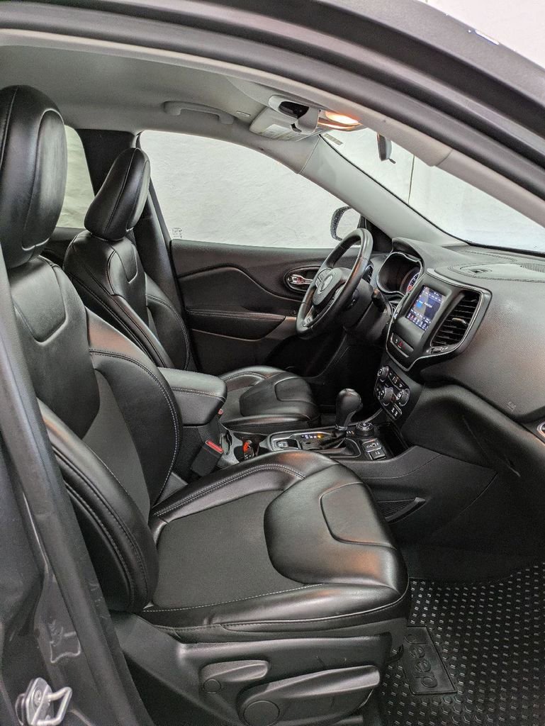 Used 2019 Jeep Cherokee Latitude Plus w/ Cold Weather Group image 5