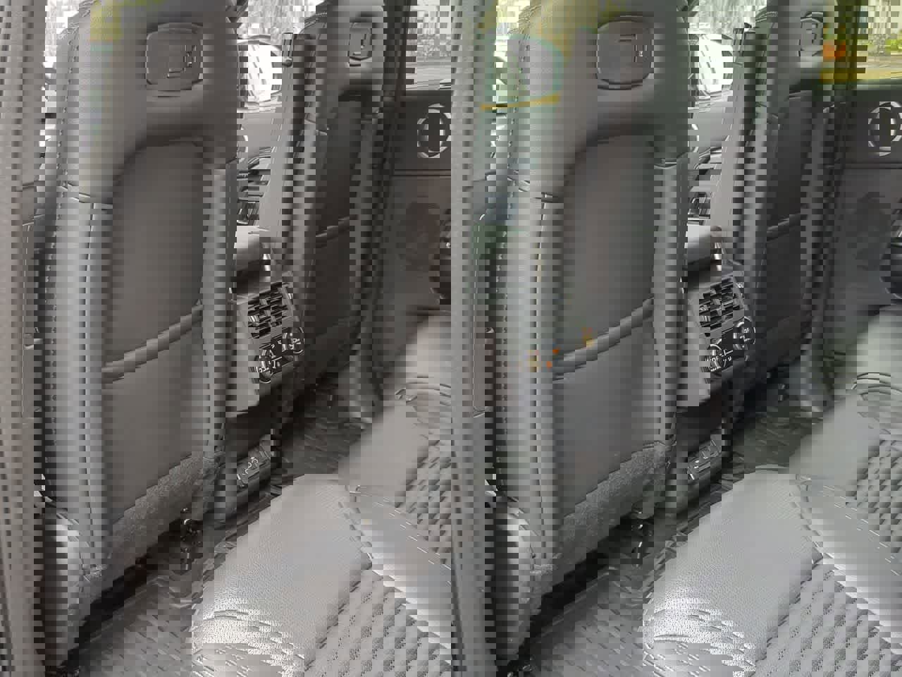 Used 2025 Land Rover Discovery Dynamic SE image 19