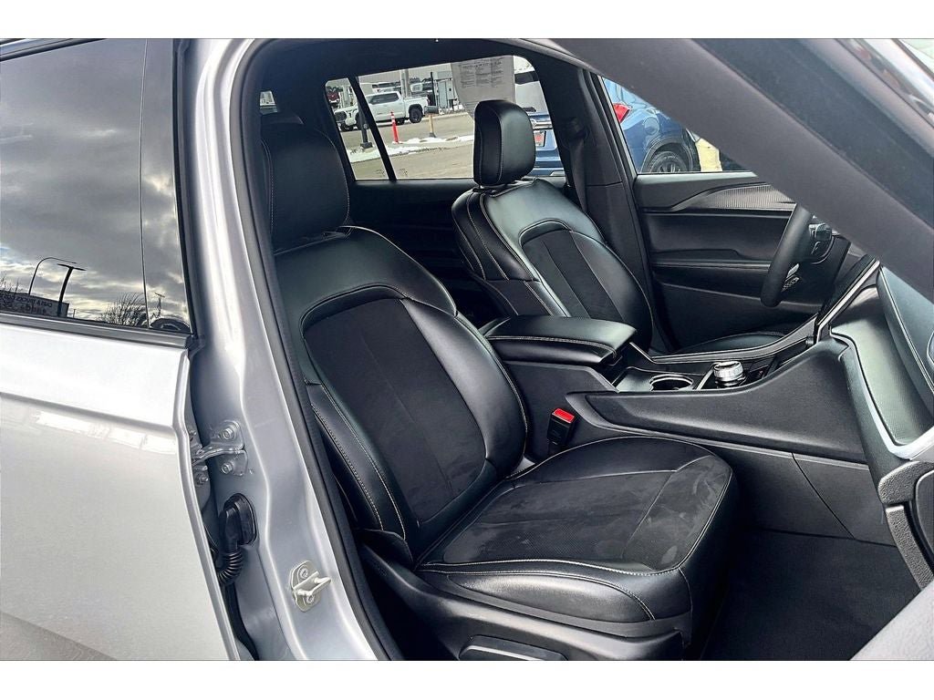 Used 2024 Jeep Grand Cherokee L Laredo AWD/4WD image 8