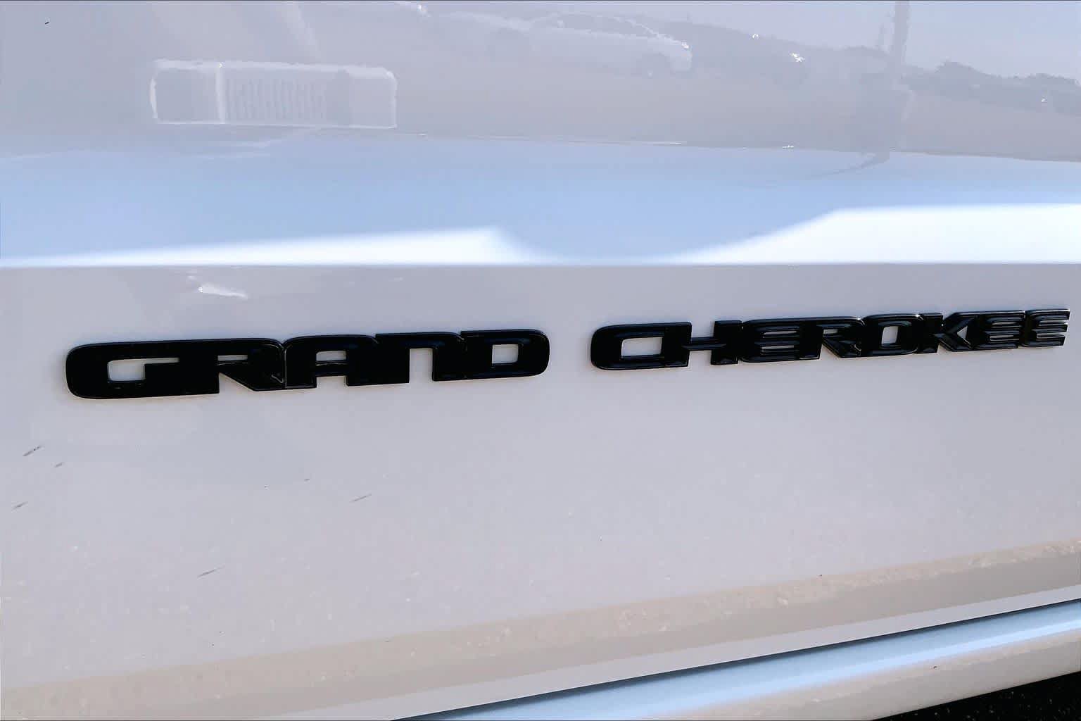 Used 2018 Jeep Grand Cherokee Altitude RWD image 29
