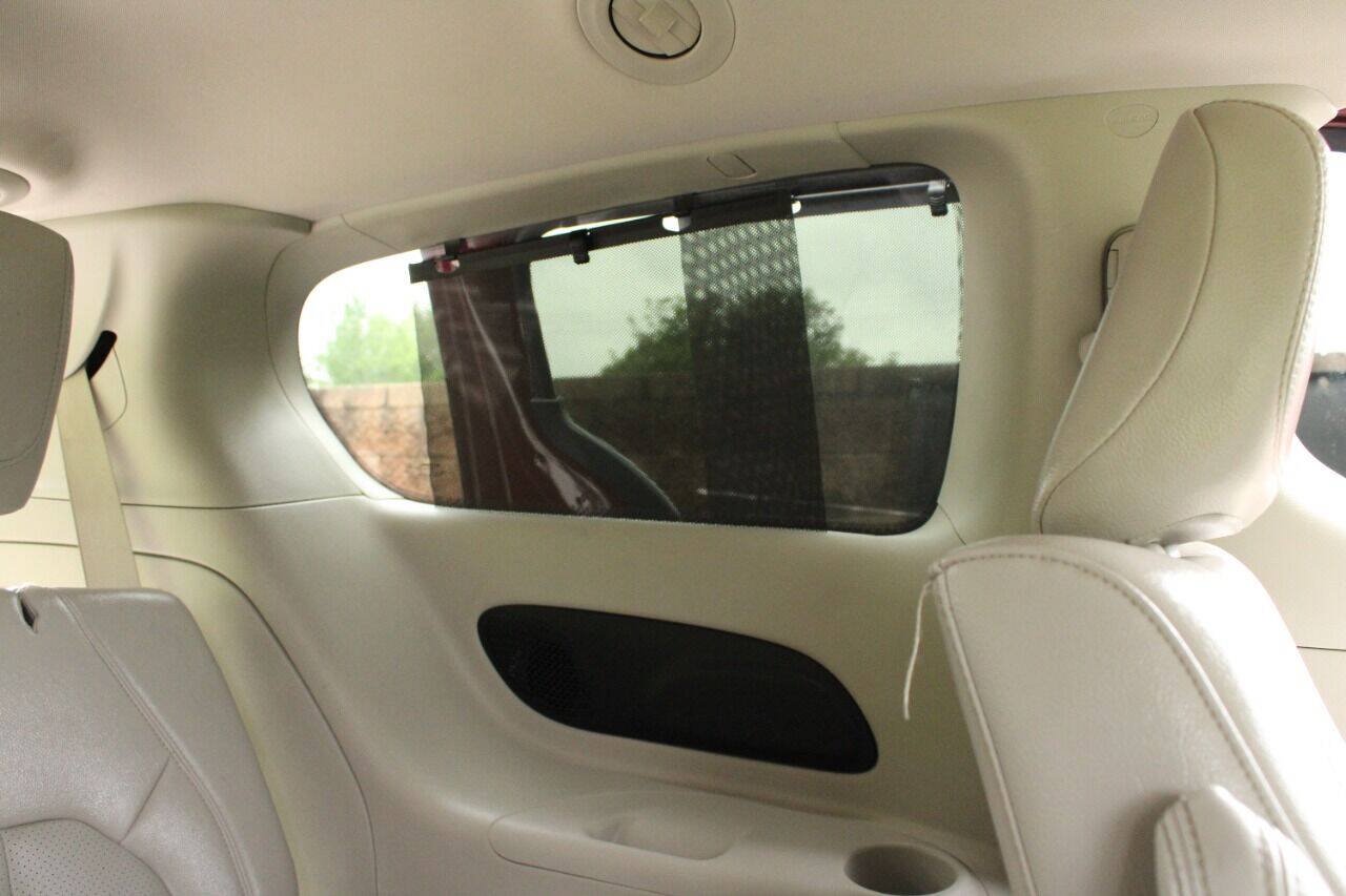 Used 2021 Chrysler Pacifica Touring-L FWD image 22