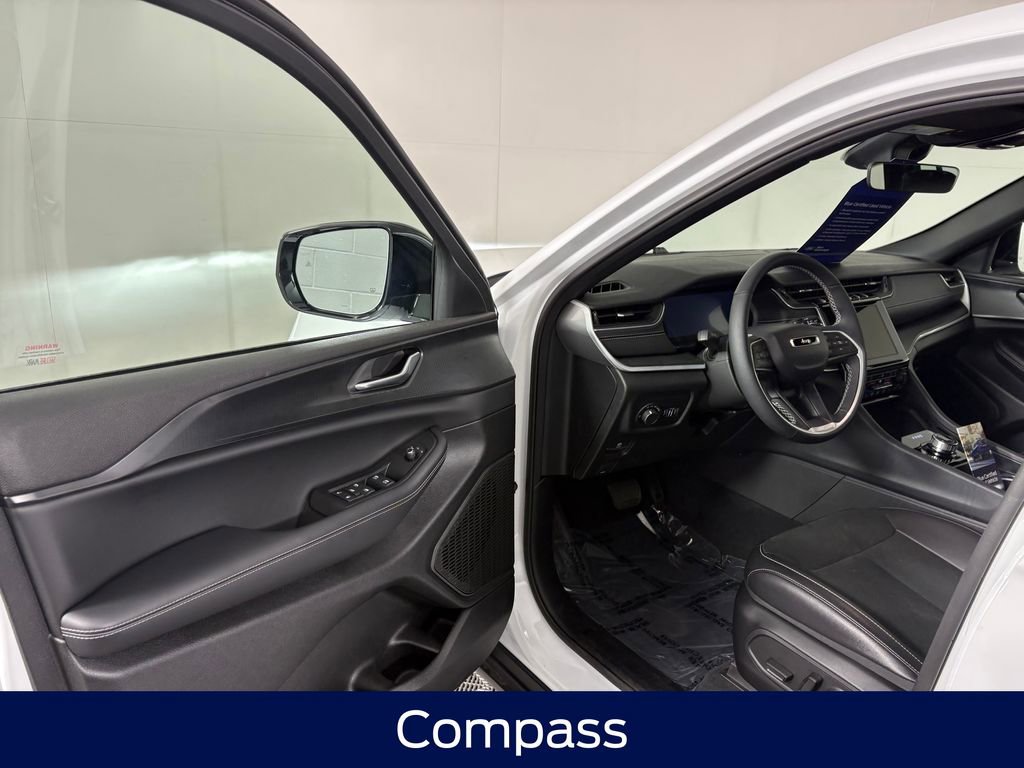 Used 2025 Jeep Grand Cherokee Altitude AWD/4WD image 12