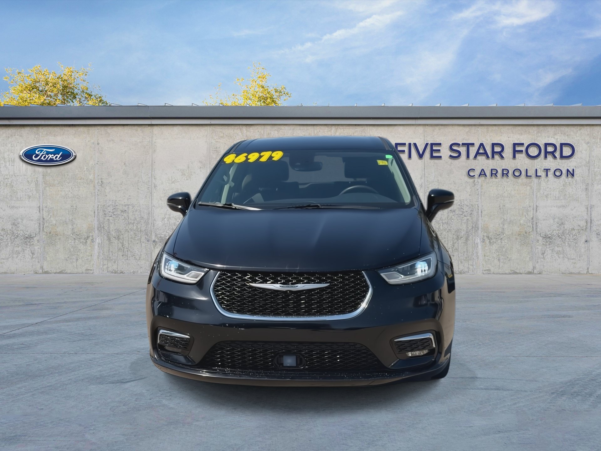 Used 2024 Chrysler Pacifica Limited FWD image 3