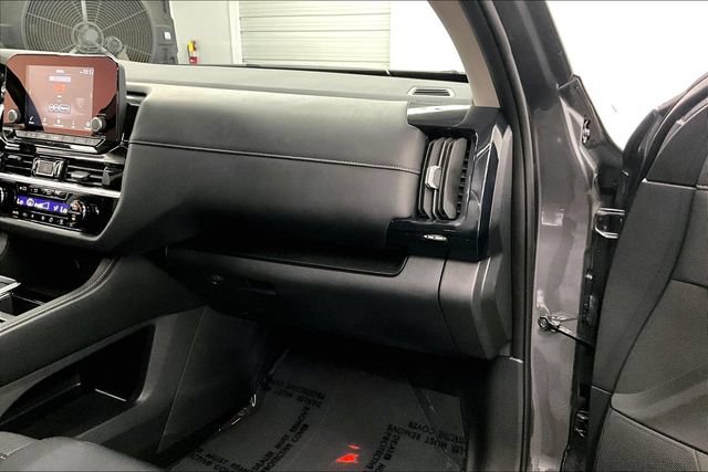 Used 2025 Nissan Pathfinder SV FWD image 18