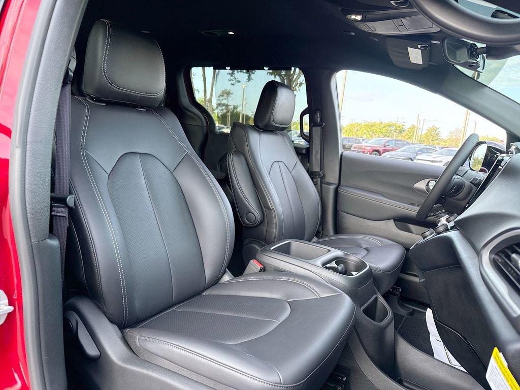 Used 2026 Chrysler Voyager LX image 24