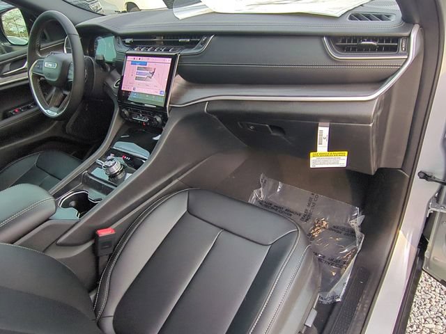 New 2025 Jeep Grand Cherokee L Limited w/ Black Appearance Package AWD/4WD image 40