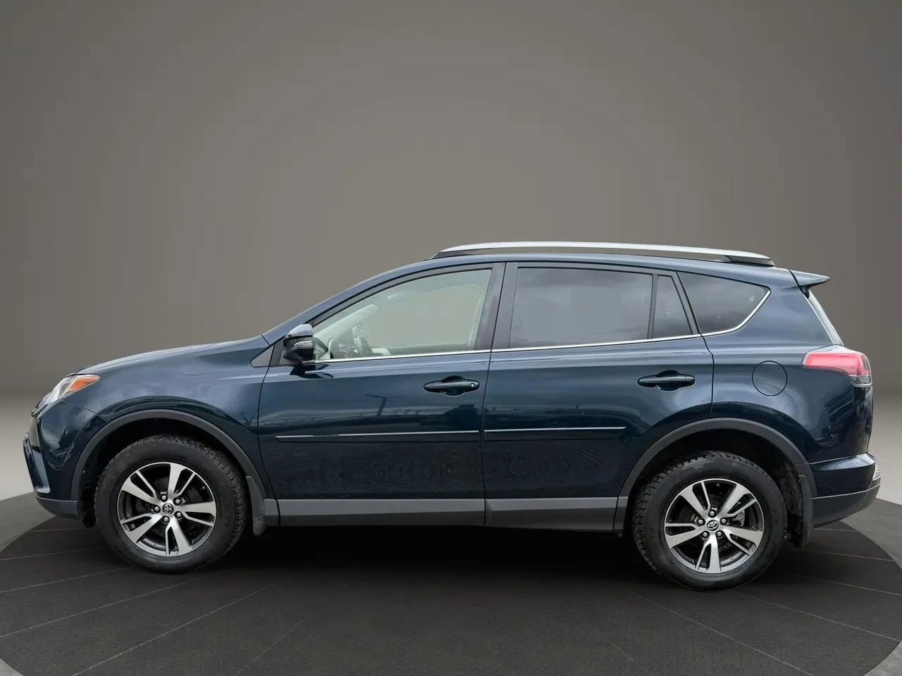 Used 2018 Toyota RAV4 XLE w/ Plus Extra Value Package AWD/4WD image 8