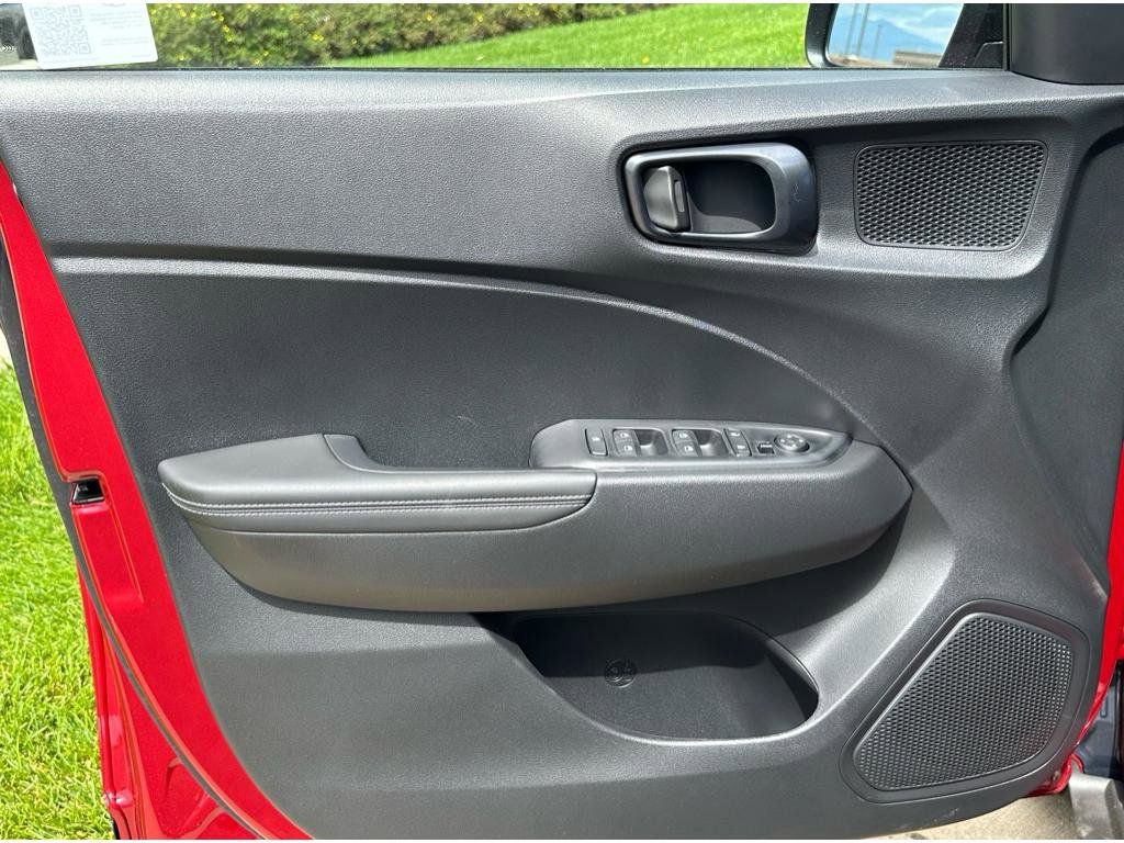 Used 2024 Hyundai Venue Limited image 21