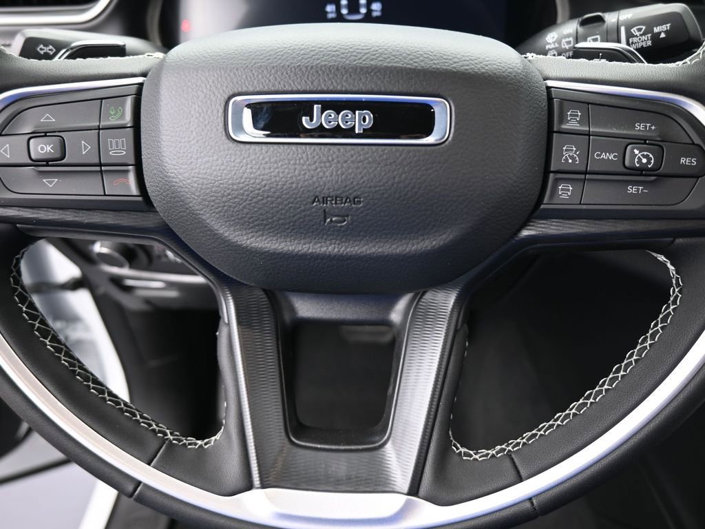 Used 2025 Jeep Grand Cherokee L Laredo image 21