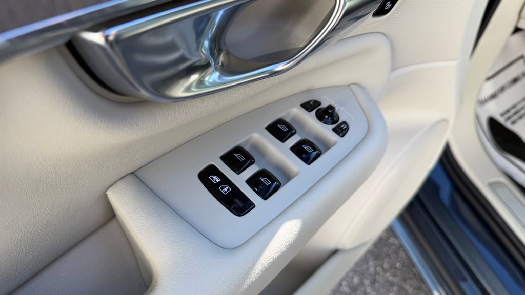 Used 2025 Volvo XC90 T8 Plus w/ Protection Package image 5