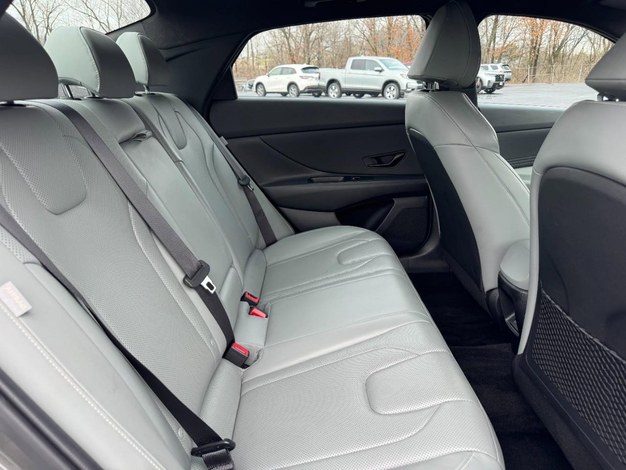 Used 2025 Hyundai Elantra Limited image 10