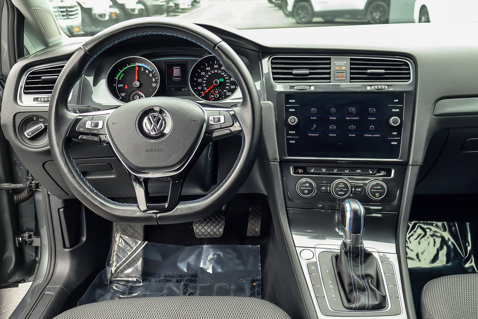 Used 2017 Volkswagen e-Golf SE w/ DC Fast Charging Package image 3