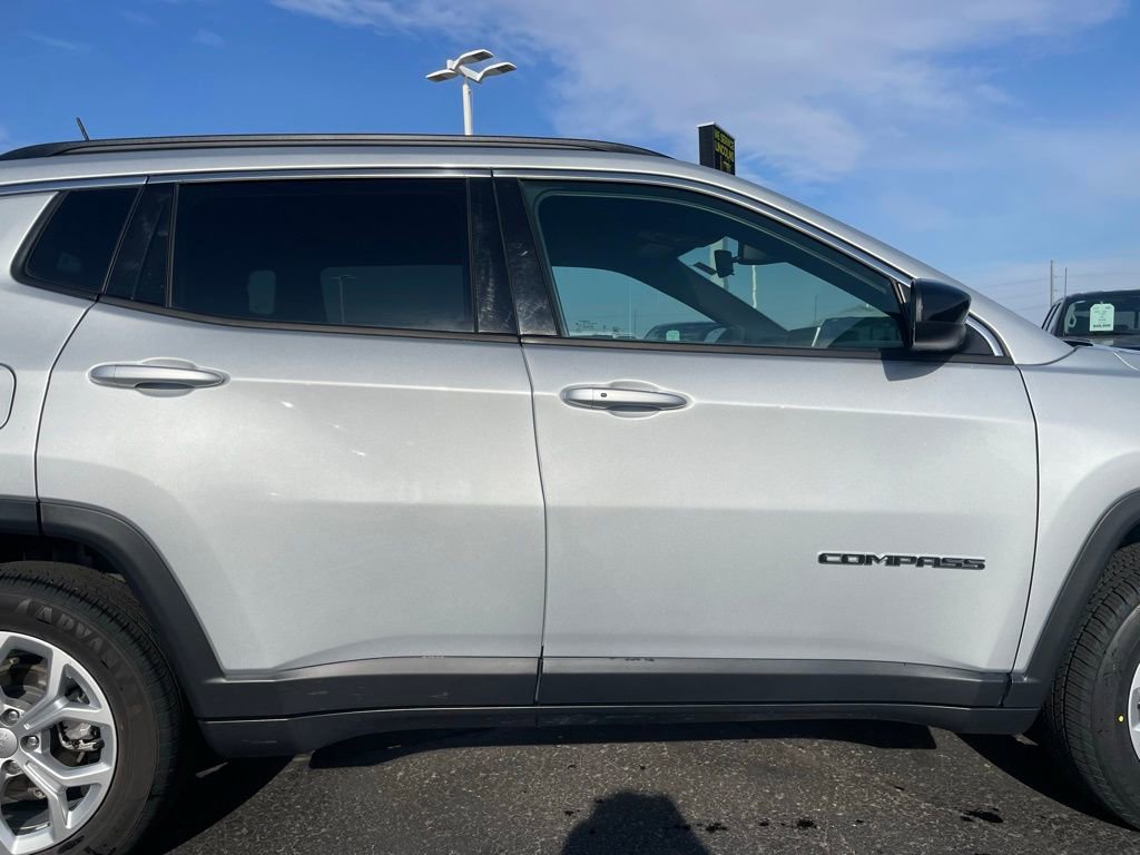 Used 2024 Jeep Compass Latitude AWD/4WD image 32
