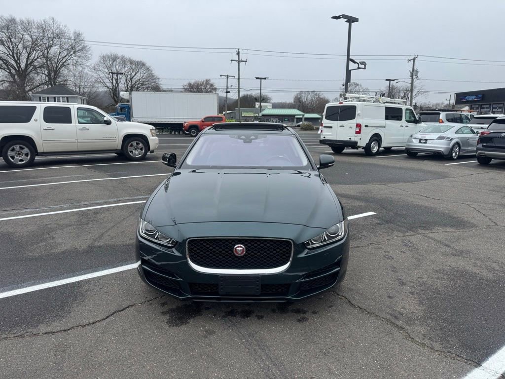 Used 2017 Jaguar XE Premium image 2