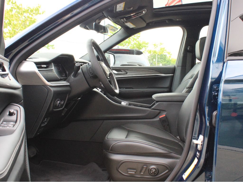 New 2026 Jeep Grand Cherokee L Limited w/ Limited Altitude Package AWD/4WD image 11