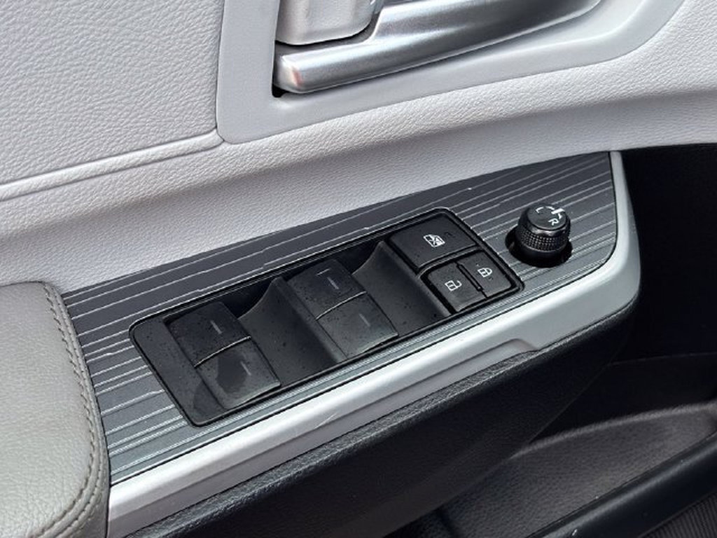 Used 2025 Toyota Sienna XLE FWD image 29