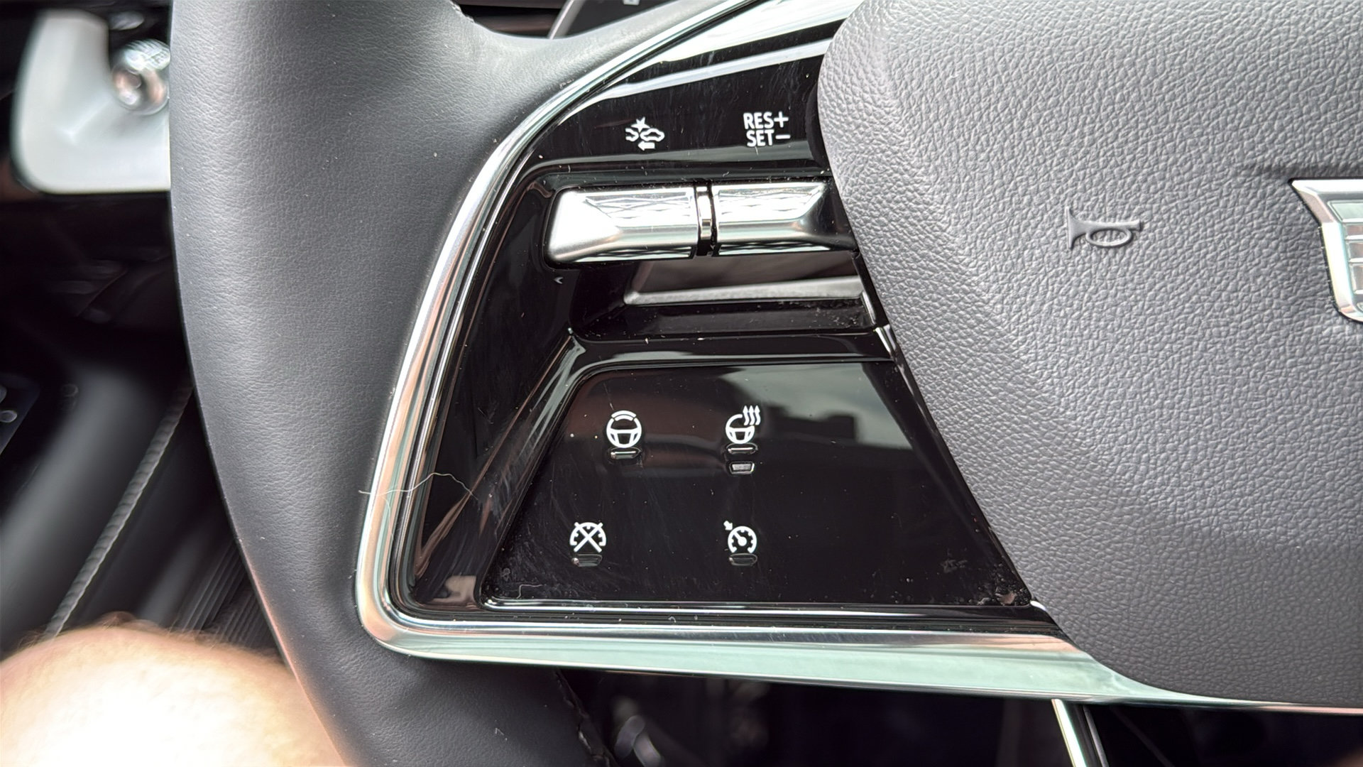 Used 2025 Cadillac Optiq Luxury 2 w/ LPO, Floor Liner Package AWD/4WD image 14