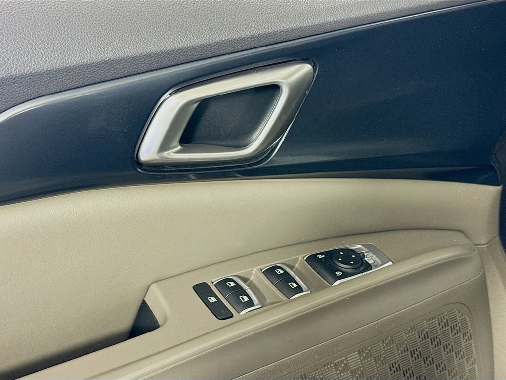 Used 2025 Kia Carnival FWD image 18
