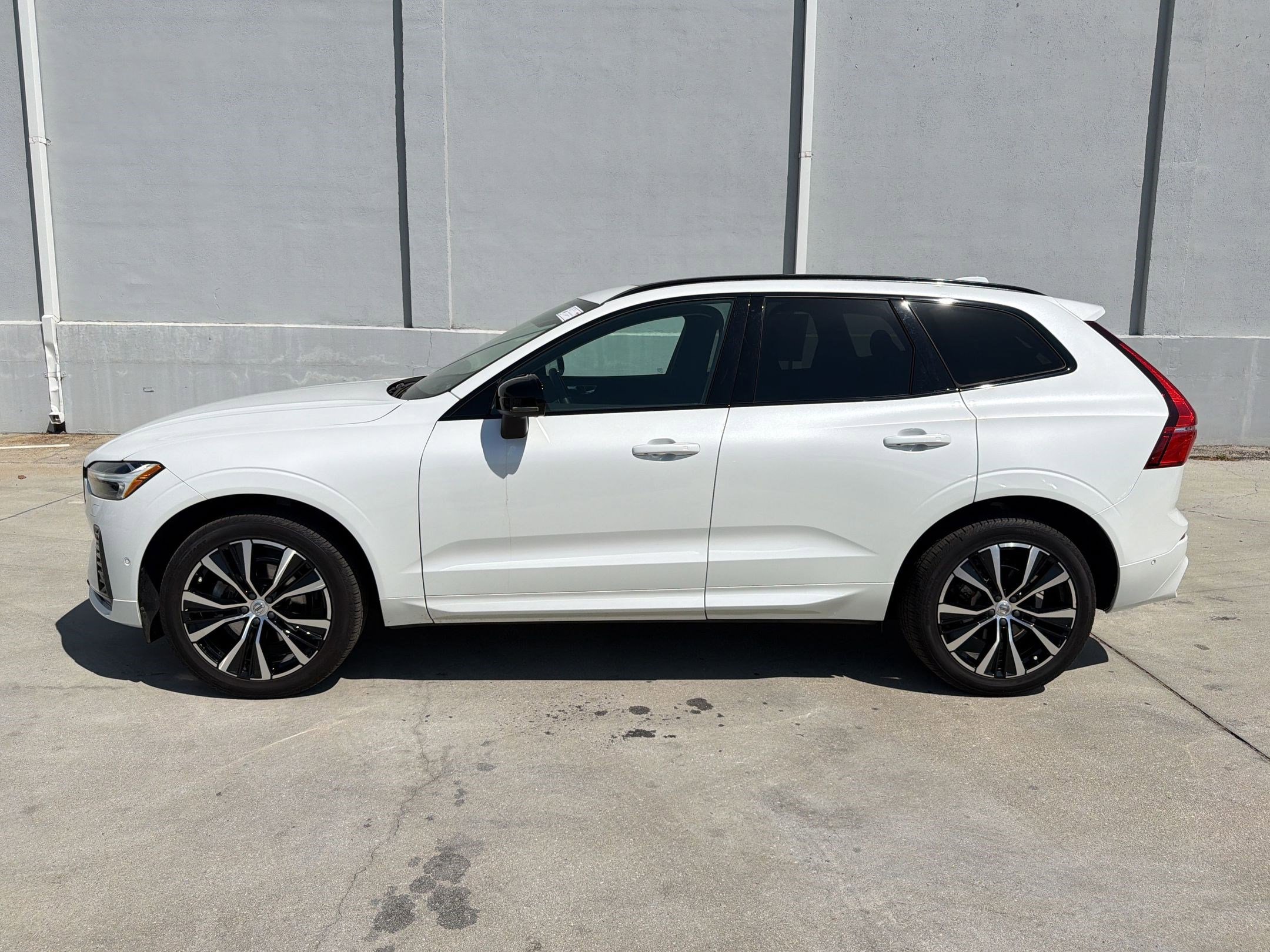 Used 2023 Volvo XC60 B5 Plus w/ Climate Package image 2