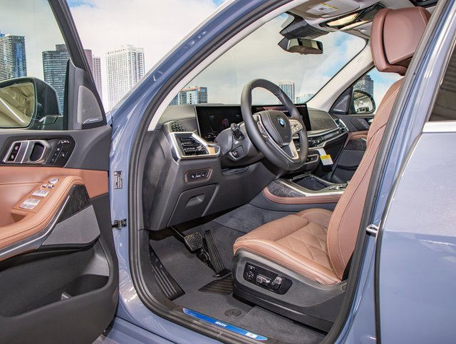 Used 2025 BMW X7 xDrive40i w/ Premium Package image 13