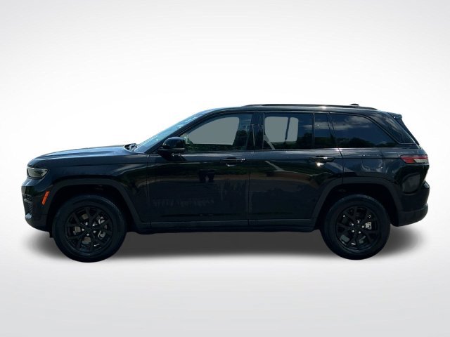 Used 2025 Jeep Grand Cherokee Altitude AWD/4WD image 4