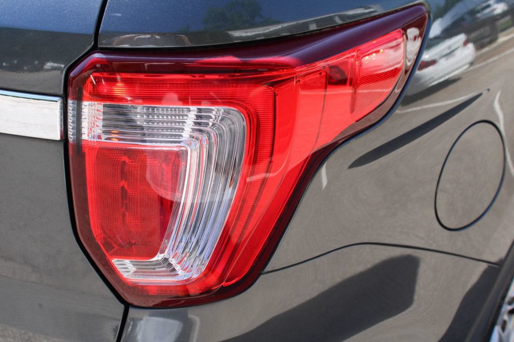 Used 2018 Ford Explorer XLT w/ Equipment Group 202A FWD image 10