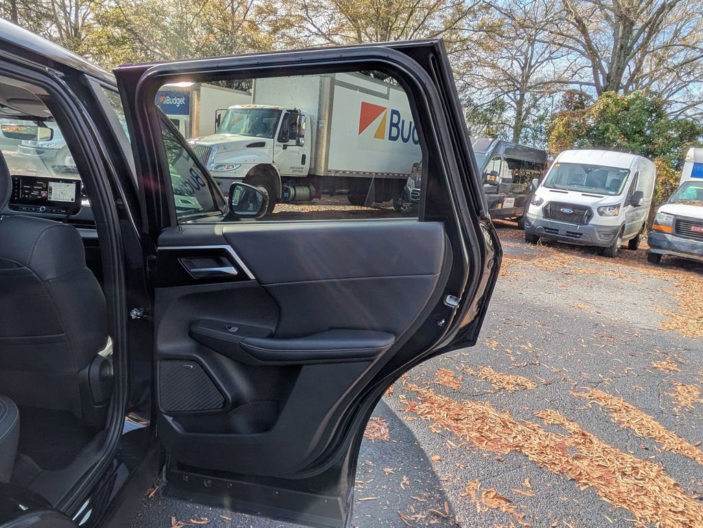 Used 2025 Mitsubishi Outlander SE image 26