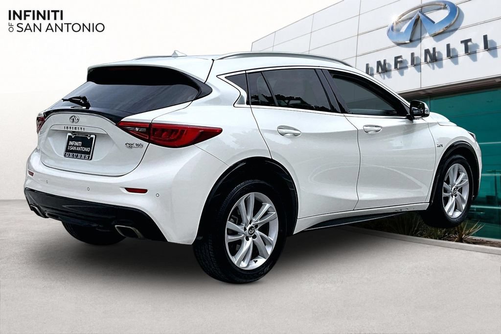Used 2018 INFINITI QX30 Premium w/ Navigation Package FWD image 2