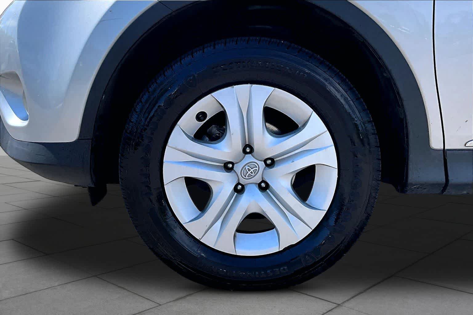 Used 2014 Toyota RAV4 LE FWD image 10