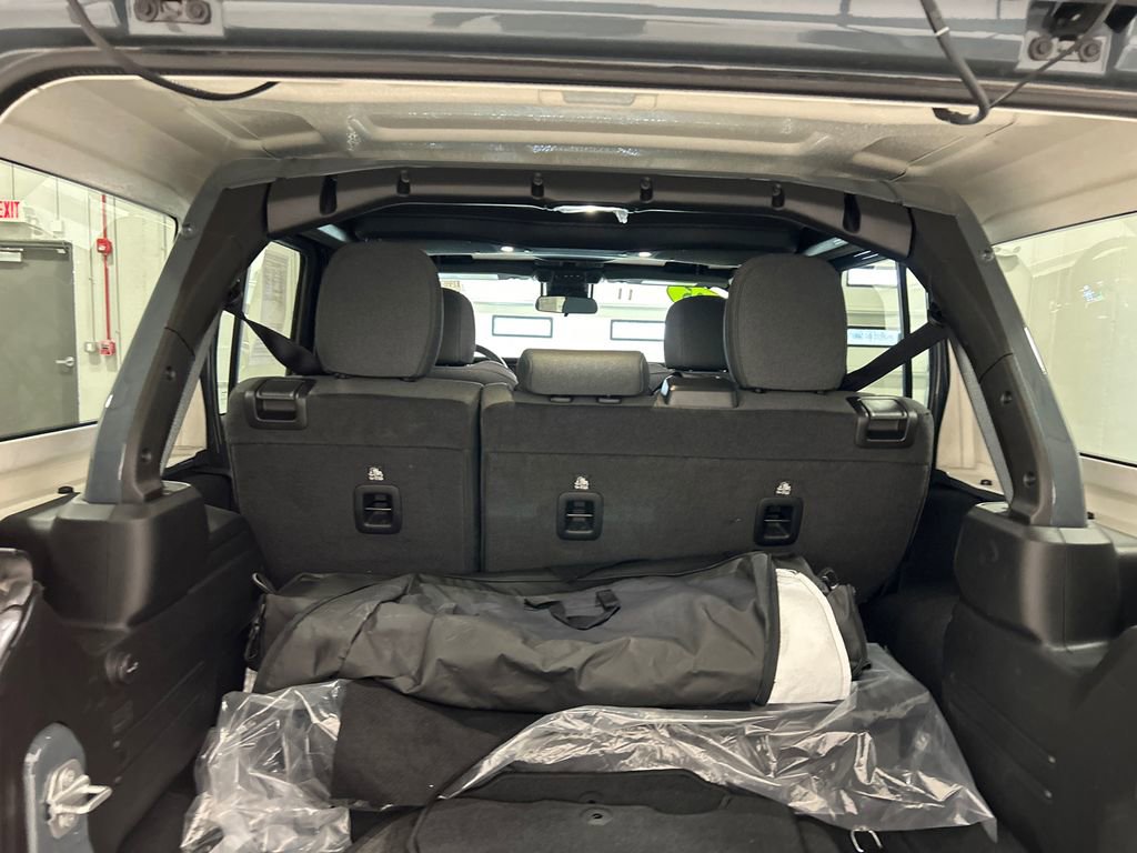 Used 2025 Jeep Wrangler Unlimited Sahara AWD/4WD image 32