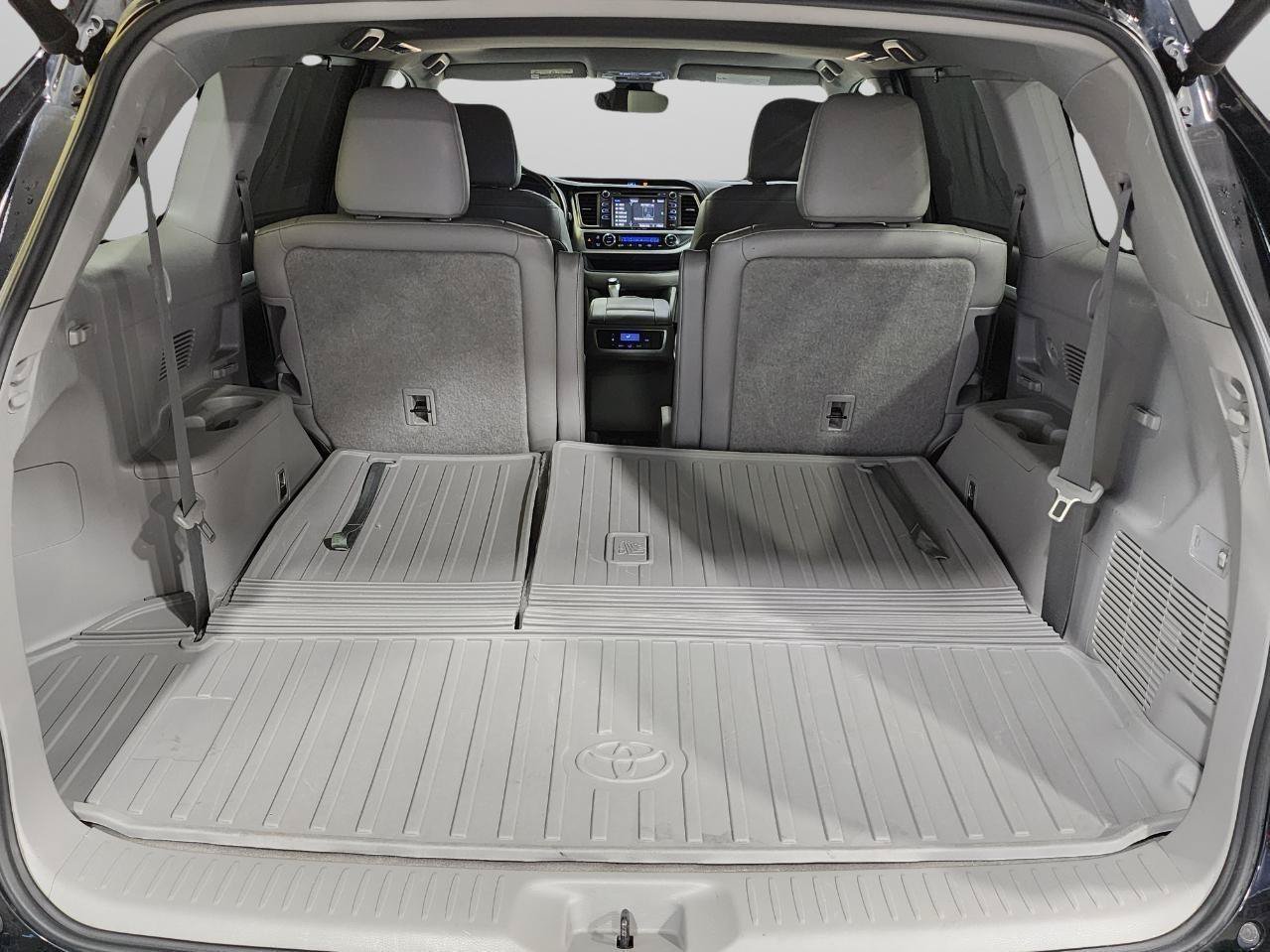 Used 2019 Toyota Highlander XLE AWD/4WD image 36